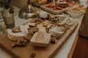 Ein Brett mit Käse und Wurst