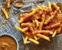 Pommes mit Käse und Speck, dazu eine Schüssel Bratensoße