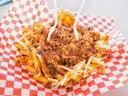 Eine Schale Poutine: Pommes mit Bratensoße, Käsebruch und Speck