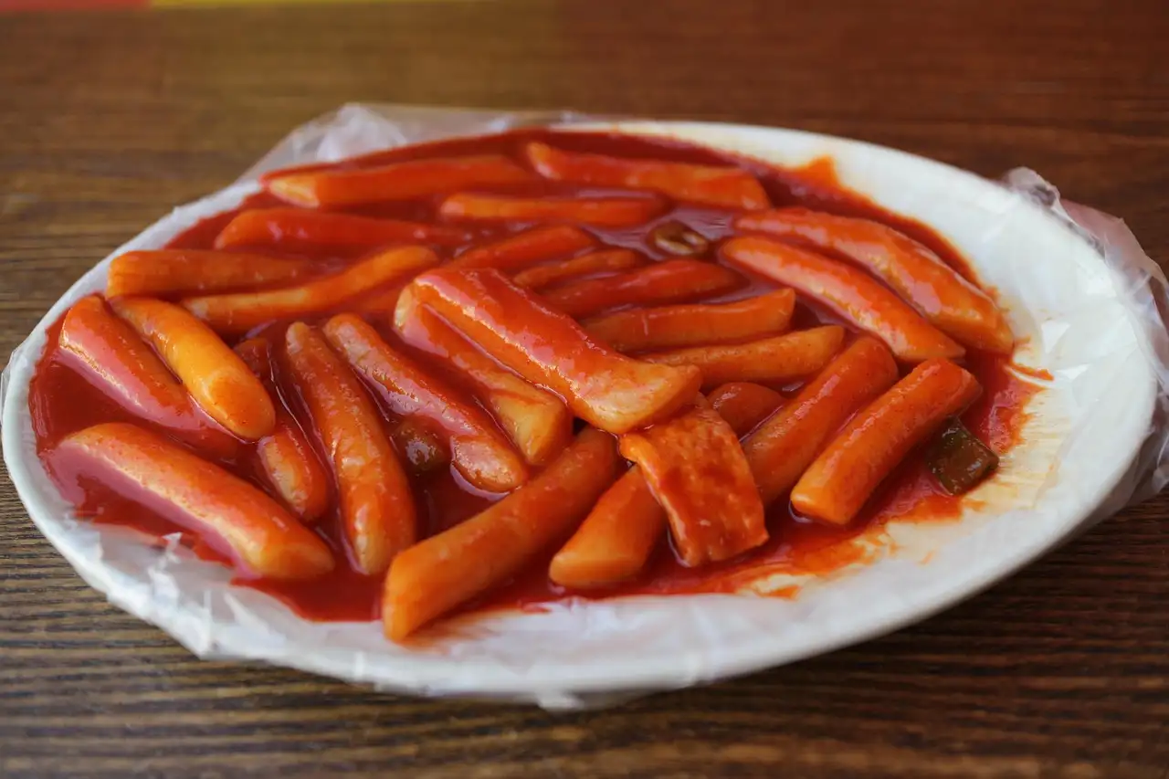 Ein Teller koreanische Reiskuchen in roter Chilisoße