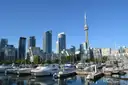 Boote in einer Marina an Torontos Waterfront unterhalb des CN Tower