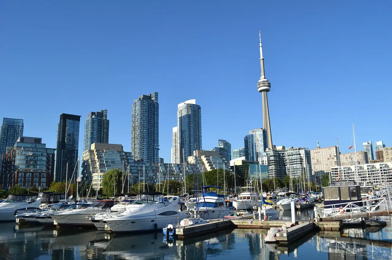 Boote in einer Marina an Torontos Waterfront unterhalb des CN Tower