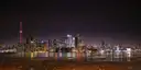 Torontos beleuchtete Skyline bei Nacht über dem Hafen