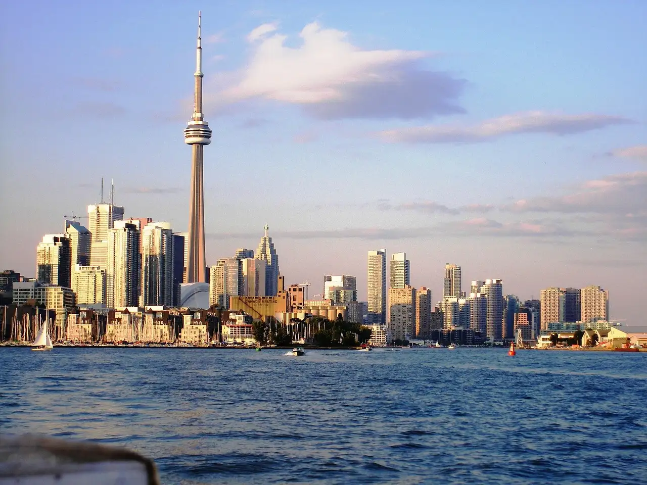 Der CN Tower und die Skyline von Downtown über den Hafen, im Abendlicht von einem Boot aus gesehen