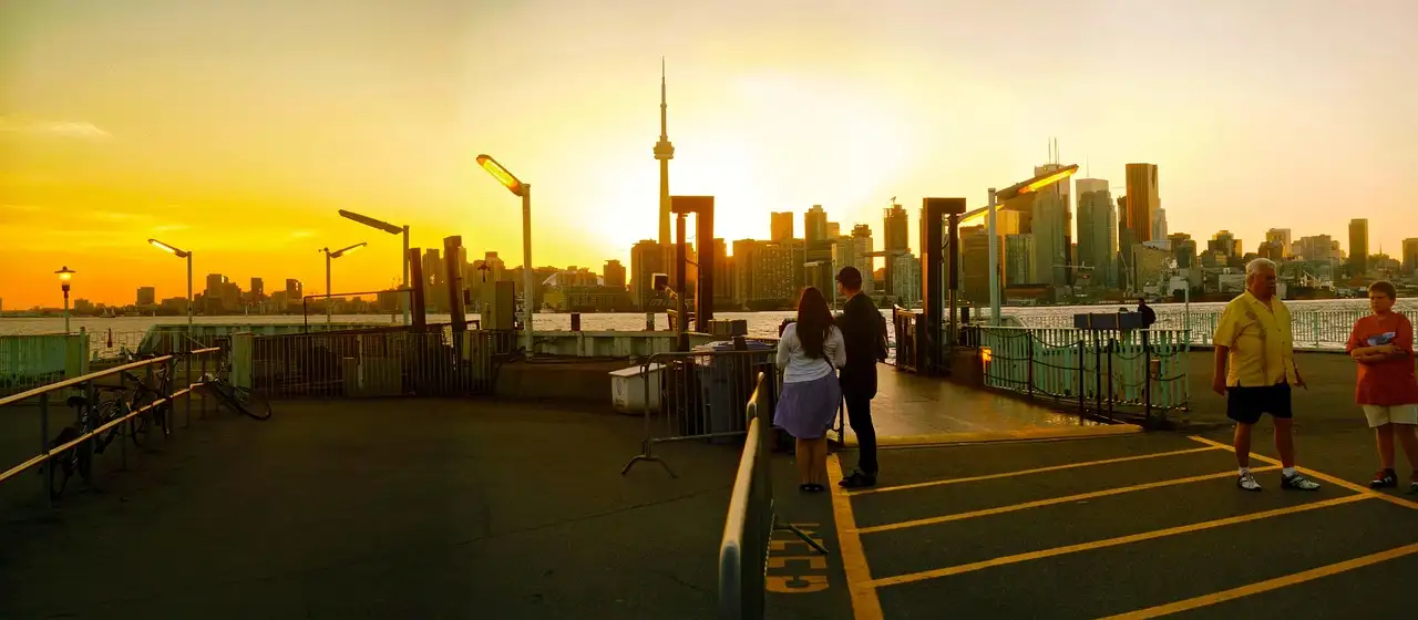 Ein Fähranleger auf den Toronto Islands bei Sonnenuntergang, gegenüber der CN Tower