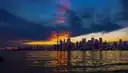 Torontos Skyline bei Sonnenuntergang, über das Wasser gesehen