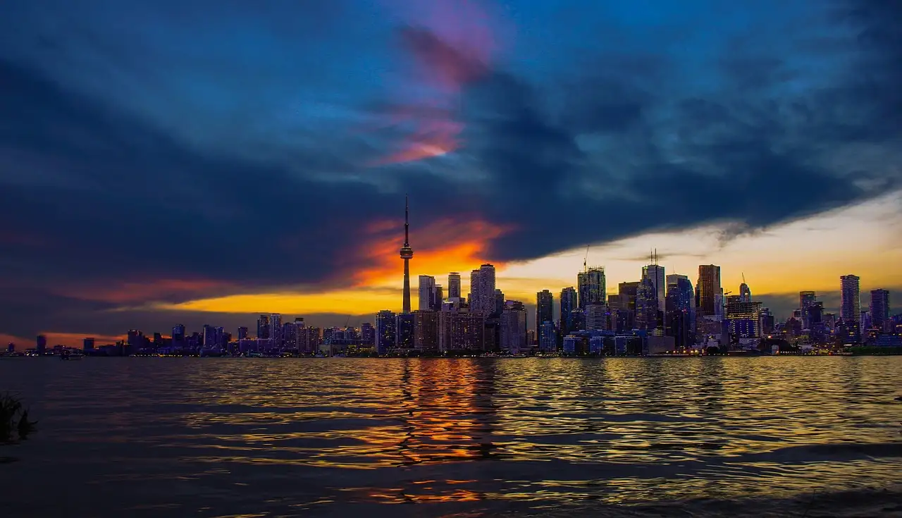Torontos Skyline bei Sonnenuntergang, über das Wasser gesehen