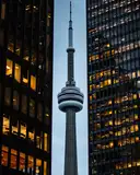 Der CN Tower zwischen zwei dunklen Bürotürmen in der Dämmerung