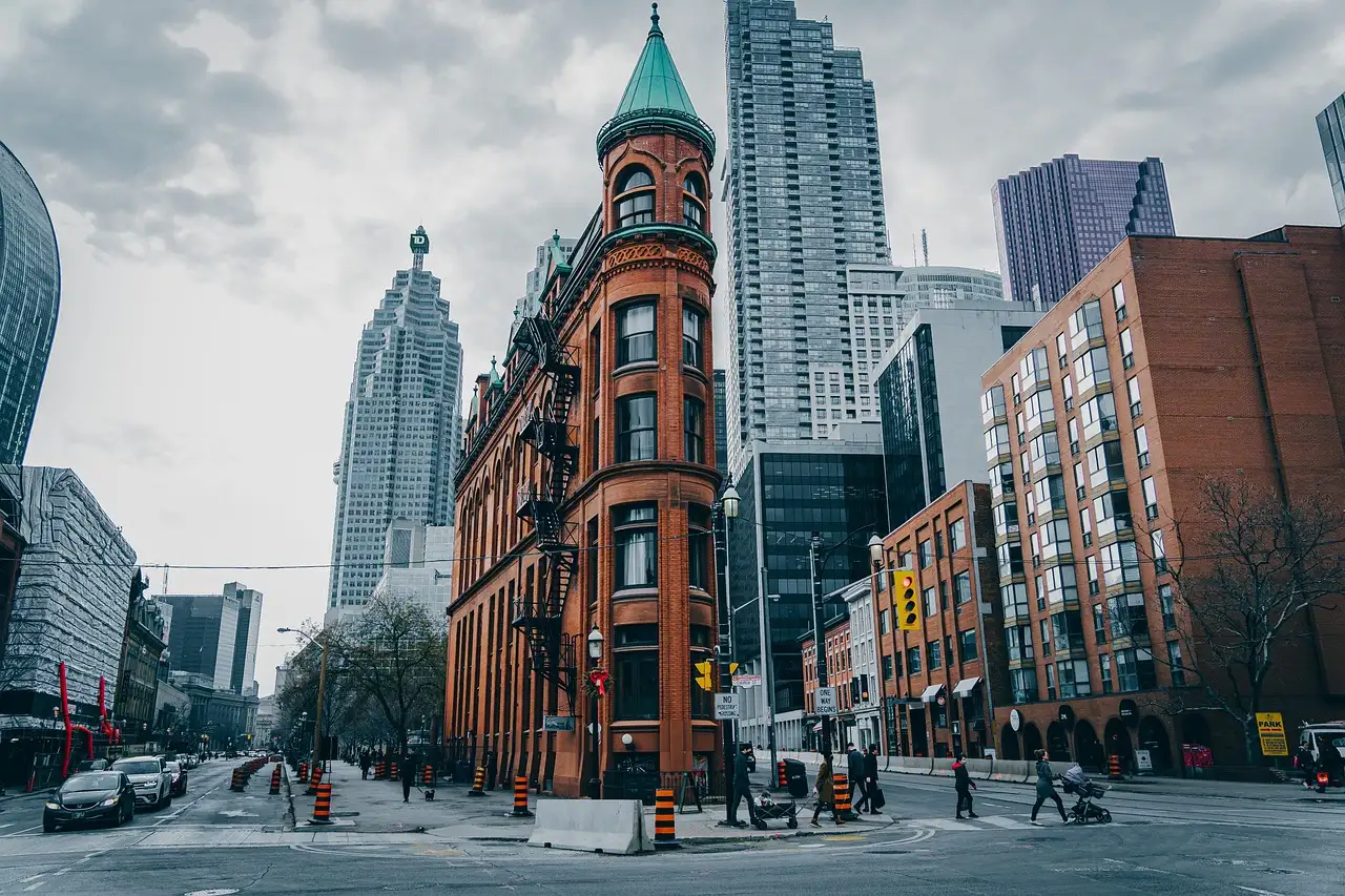 Das Gooderham Flatiron Building aus rotem Backstein an der Front Street an einem bewölkten Tag