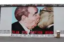 El mural del Beso Fraternal en la East Side Gallery