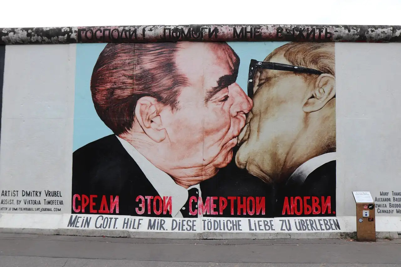 El mural del Beso Fraternal en la East Side Gallery