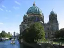 La catedral de Berlín y sus cúpulas verdes sobre los árboles de la orilla del Spree