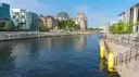 El Spree en el barrio del Gobierno, con la cúpula del Reichstag tras edificios modernos