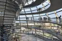 Las rampas en espiral dentro de la cúpula de cristal del Reichstag