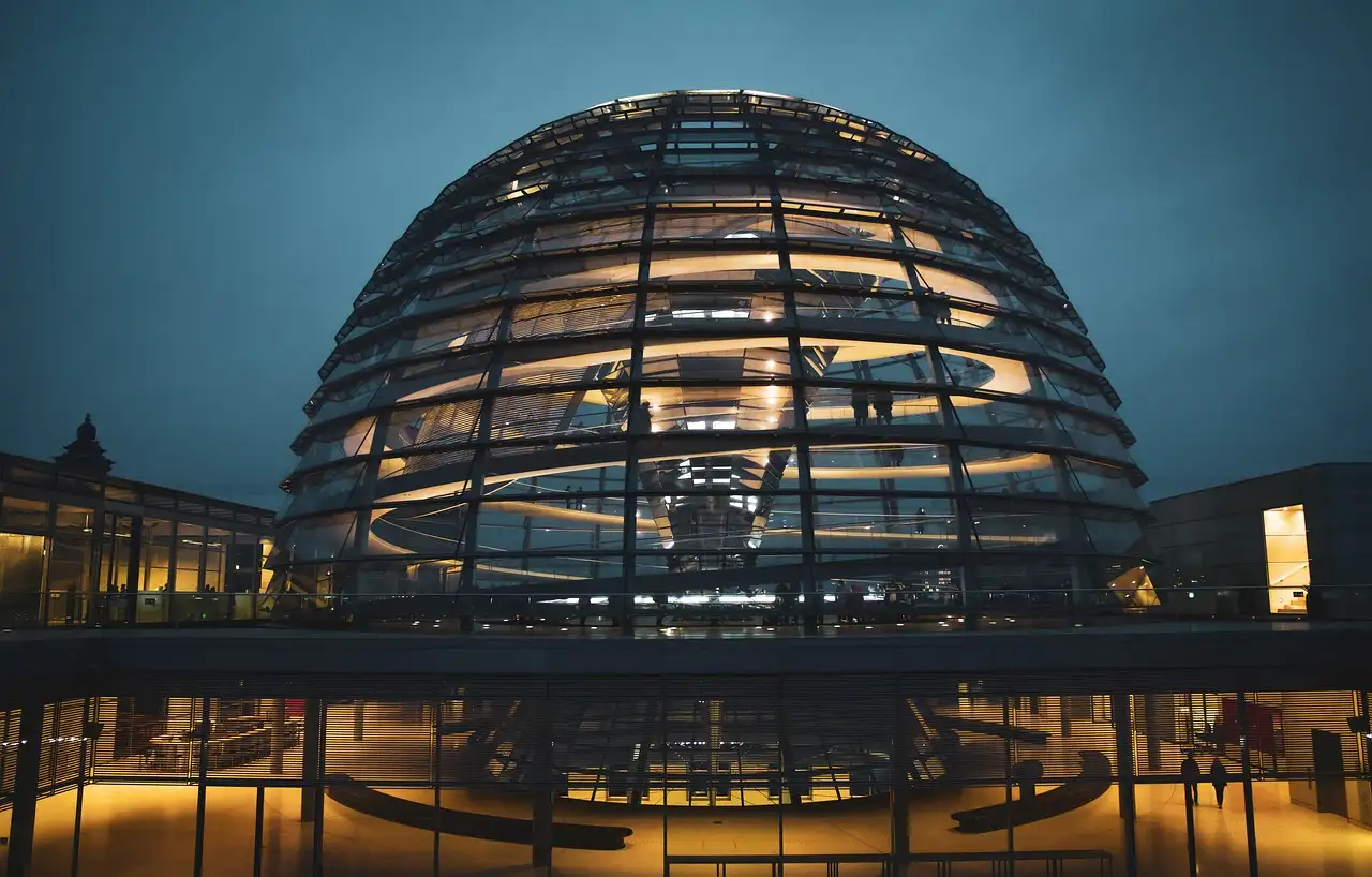 La cúpula del Reichstag iluminada al anochecer