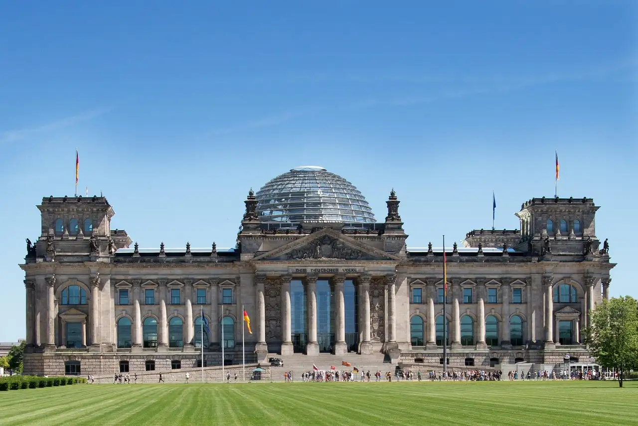 La fachada oeste del edificio del Reichstag con su cúpula de cristal