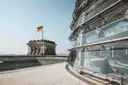 La terraza de la azotea del Reichstag, con la cúpula de cristal y una torre de esquina con la bandera alemana