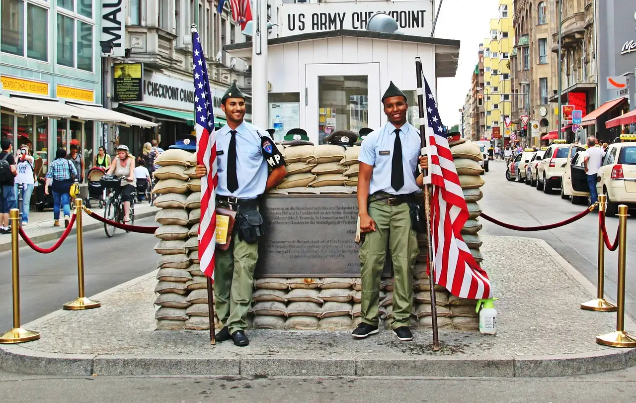 La caseta de control de Checkpoint Charlie con sus sacos terreros y el cartel del Ejército de EE. UU. en un día de sol