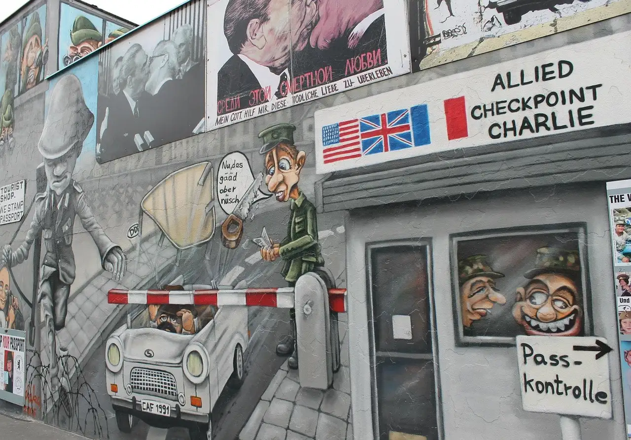 Un mural callejero de Checkpoint Charlie con su cartel aliado y el control de pasaportes