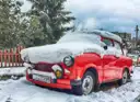 Un Trabant rojo cubierto de nieve recién caída