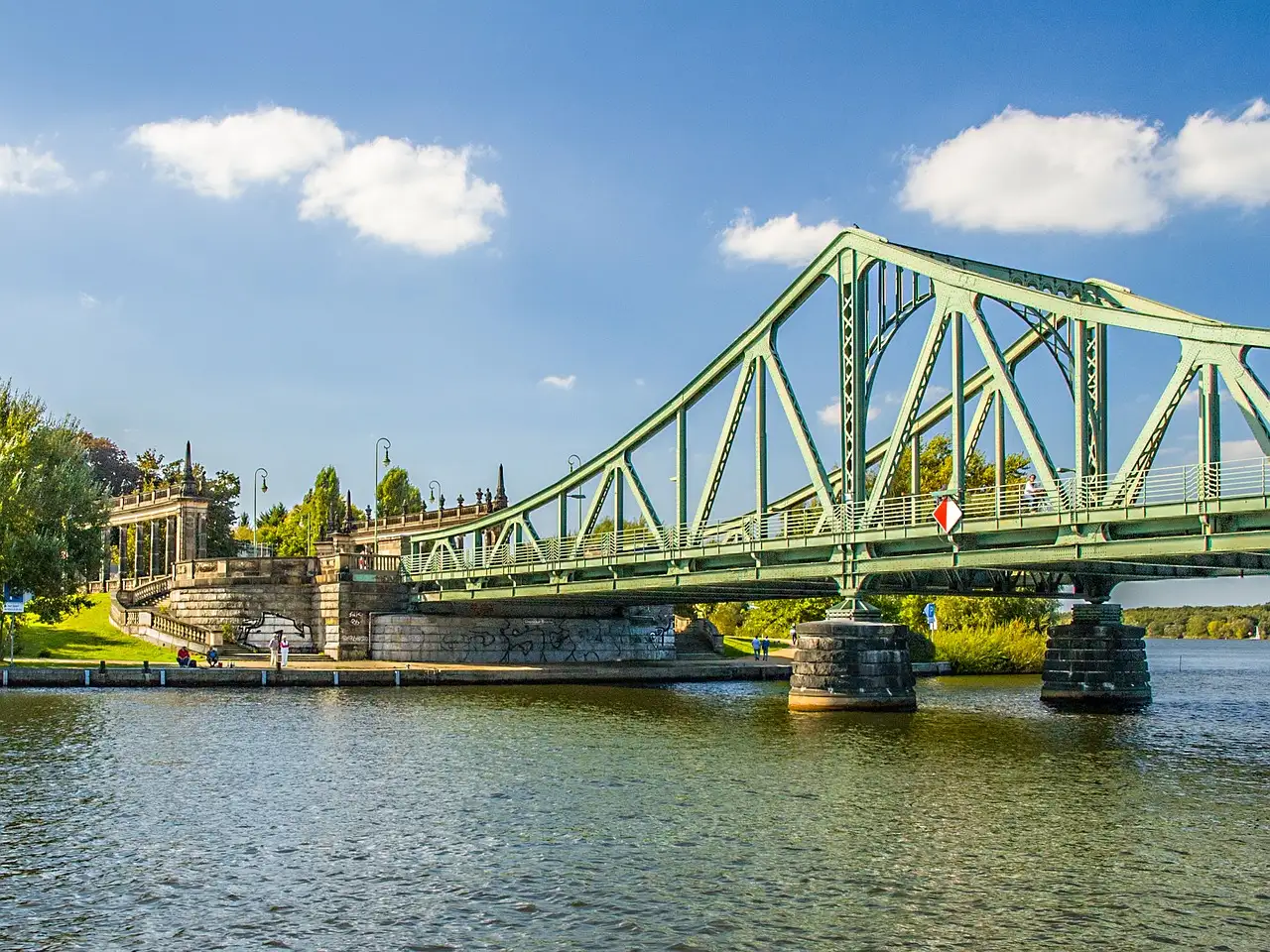 El puente de Glienicke, de acero verde, sobre el Havel en un día de sol