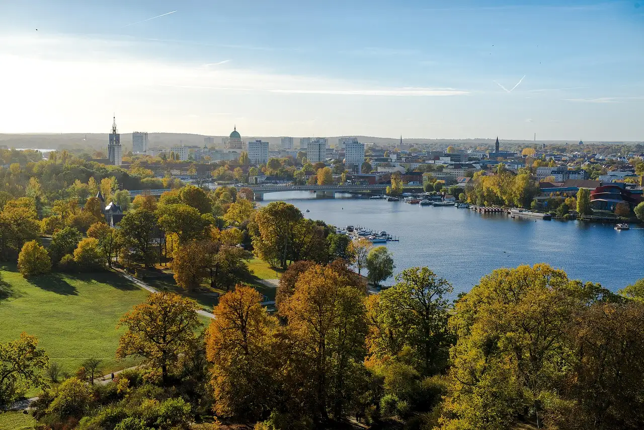 Potsdam desde lo alto, con árboles otoñales, el río Havel y cúpulas de iglesias