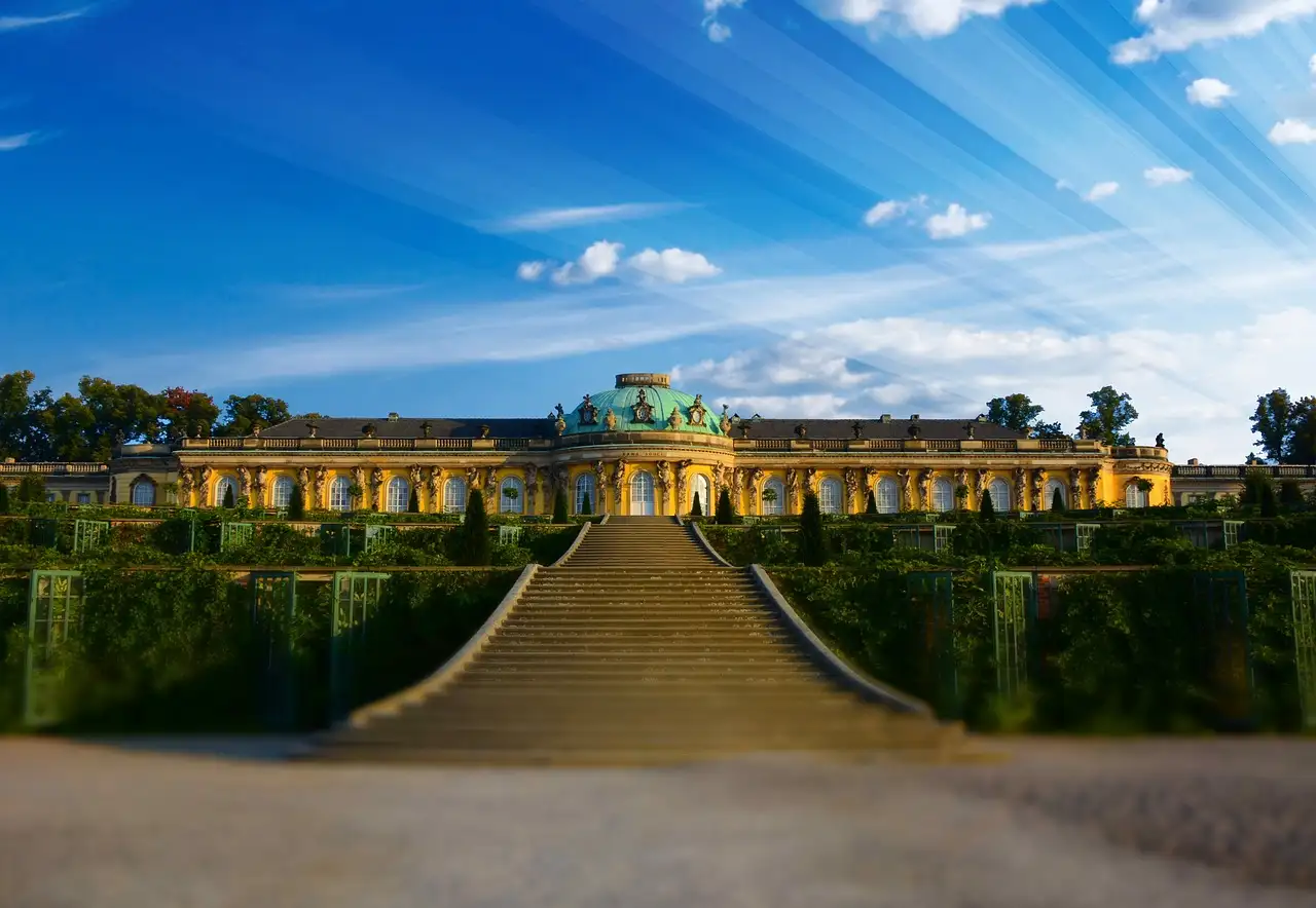 El palacio de Sanssouci de Potsdam sobre sus terrazas de viñedo escalonadas, bajo un cielo azul