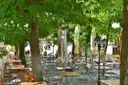 Mesas y sillas bajo los árboles en una cervecería al aire libre alemana
