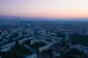 Berlín desde lo alto al anochecer, con la torre de televisión en el horizonte