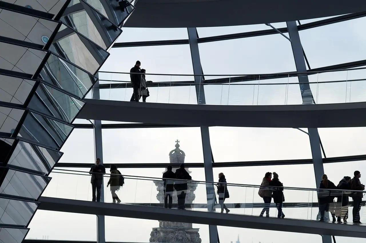 Gente subiendo por la rampa en espiral dentro de la cúpula de cristal del Reichstag