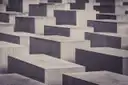 Filas de estelas de hormigón gris en el Monumento a los Judíos de Europa Asesinados