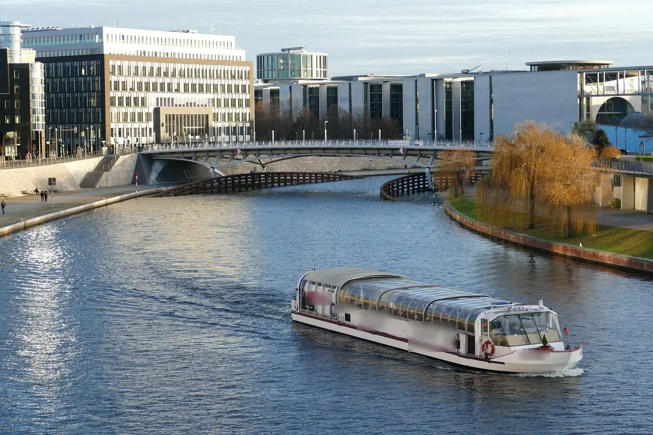 Un barco turístico por el Spree en el barrio del Gobierno