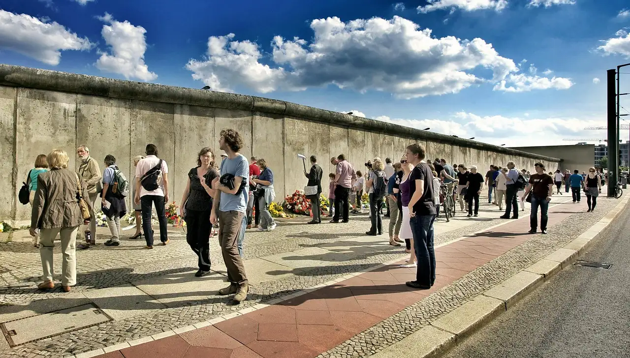 Visitantes junto a un tramo conservado del Muro de Berlín en la Bernauer Straße