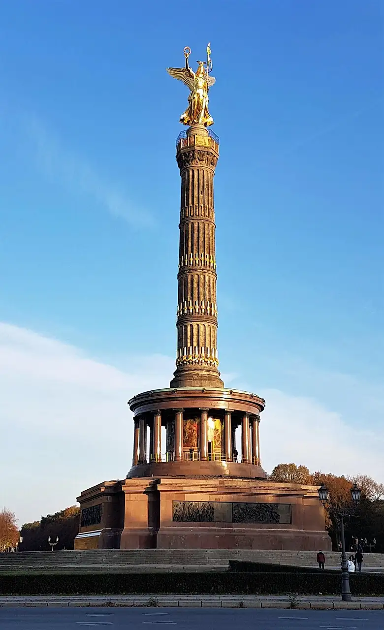 La Columna de la Victoria de Berlín con su estatua dorada bajo un cielo azul