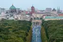 Vista sobre las copas de los árboles del Tiergarten hacia la Puerta de Brandeburgo, la catedral de Berlín y el Ayuntamiento Rojo