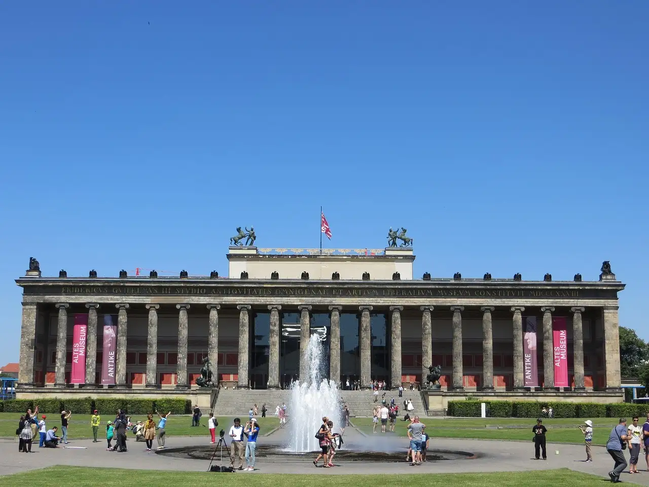 La columnata del Altes Museum vista desde el Lustgarten