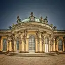 La fachada amarilla del palacio de Sanssouci con su cúpula verde y sus estatuas