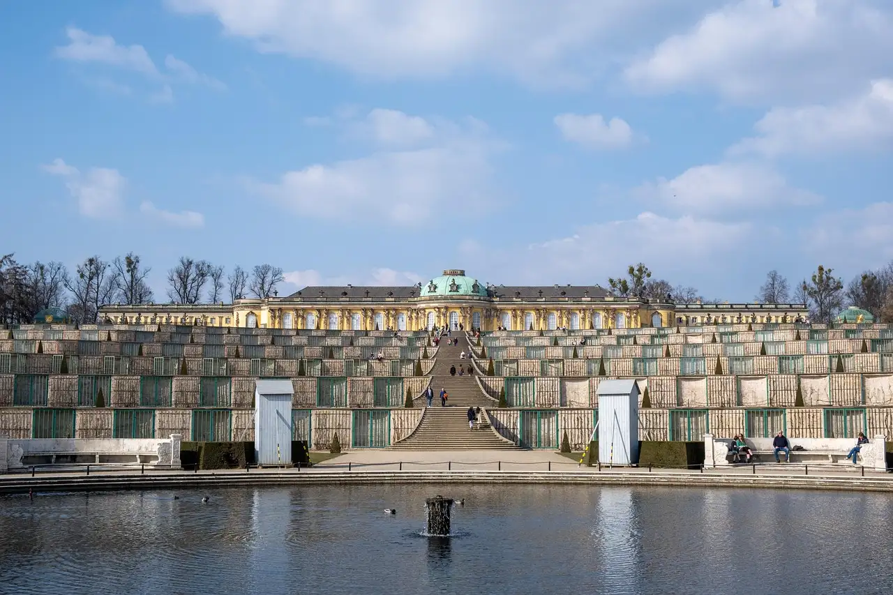 El palacio de Sanssouci sobre su viñedo en terrazas, visto desde el estanque de la fuente del parque