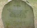Una piedra conmemorativa con nombres de víctimas en Sachsenhausen