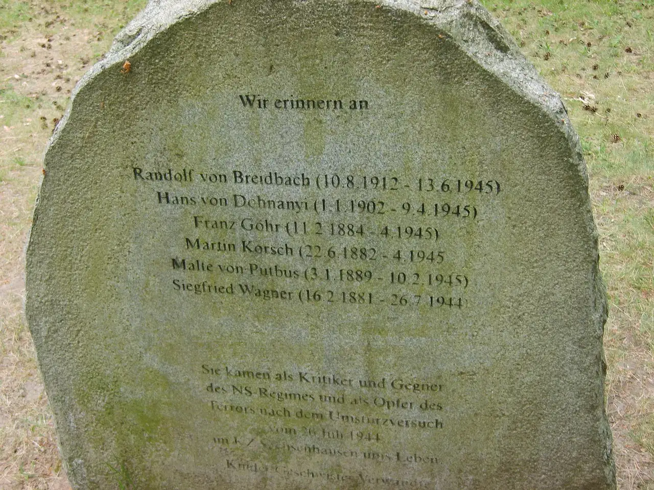 Una piedra conmemorativa con nombres de víctimas en Sachsenhausen