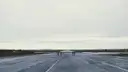 La ancha pista del antiguo aeródromo de Tempelhof bajo un cielo gris, con algunas personas a lo lejos