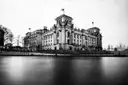 El Reichstag al otro lado del Spree en blanco y negro
