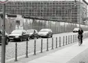 Un ciclista pasa junto a un tramo conservado del Muro de Berlín