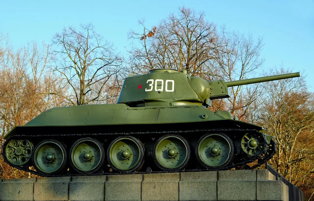 Un tanque T-34 en el Monumento a los Soldados Soviéticos del Tiergarten