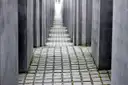 Un pasillo estrecho entre altas estelas de hormigón en el Monumento al Holocausto