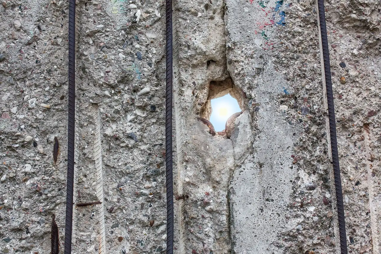 Un trozo desgastado del Muro de Berlín con las varillas de acero a la vista