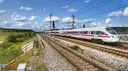 Un tren blanco de alta velocidad ICE circula por una vía doble electrificada bajo un cielo azul
