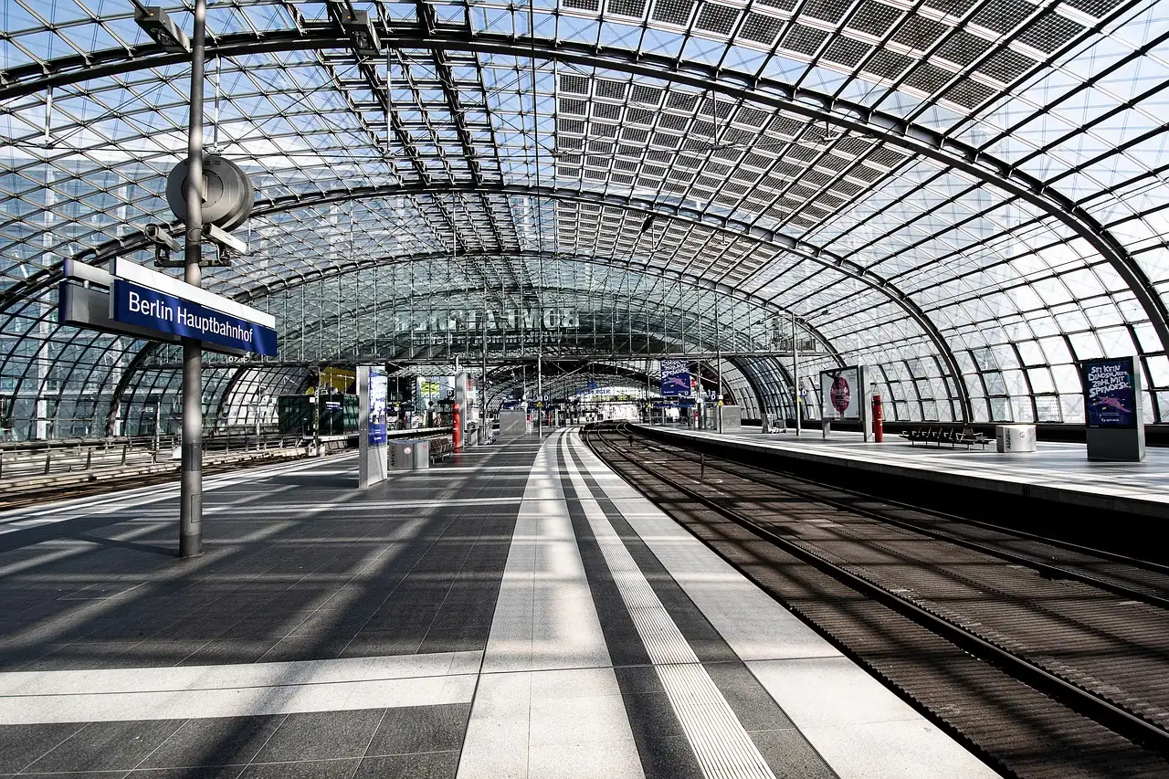 Andén vacío bajo la cubierta curva de cristal de la estación central de Berlín, con el cartel del nombre de la estación