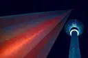 La torre de televisión de Berlín iluminada de noche