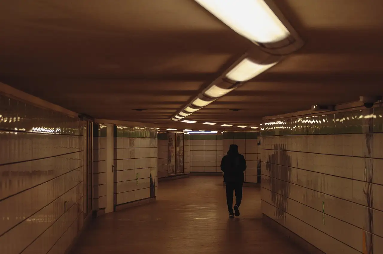 Un pasillo subterráneo luminoso y vacío con una larga fila de luces